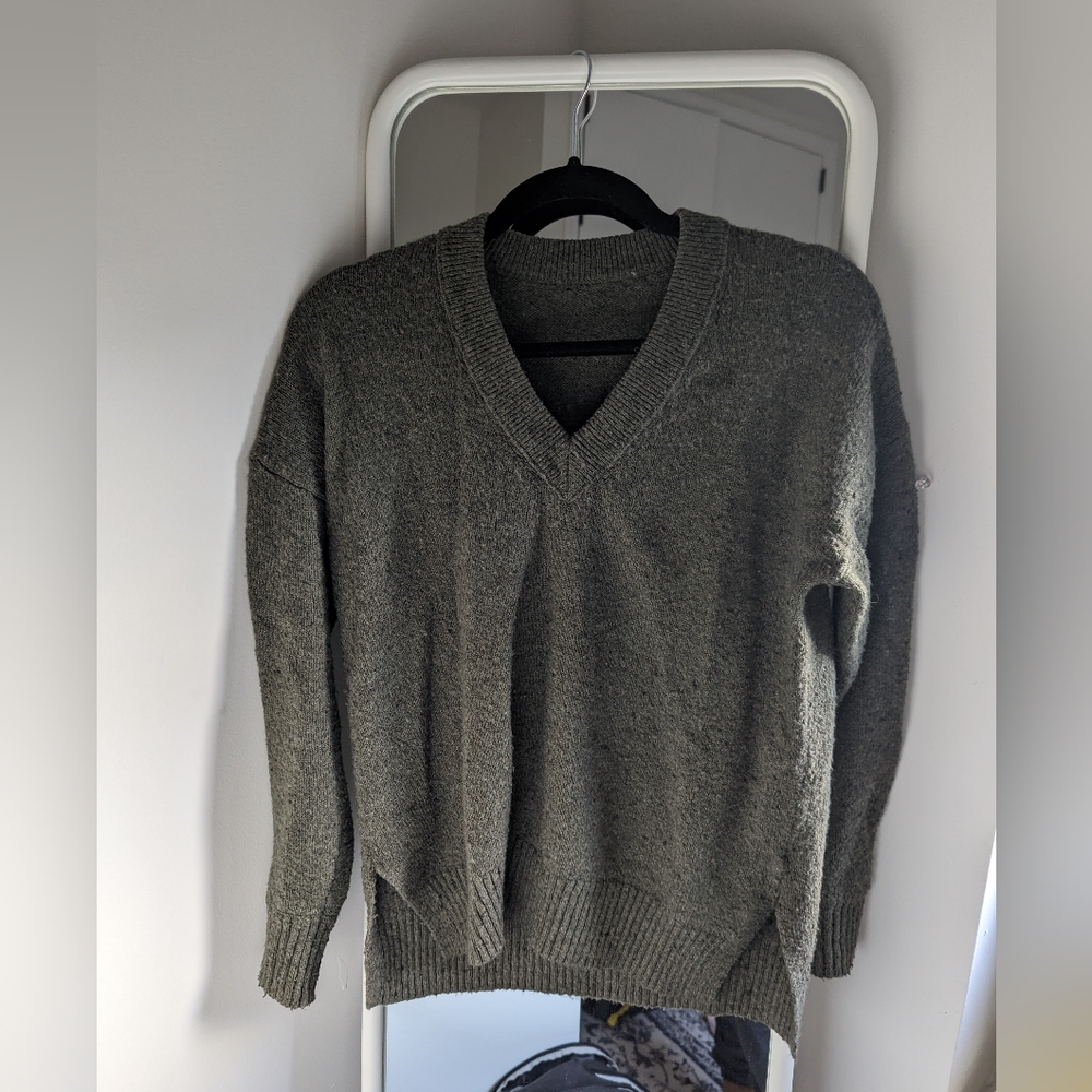 Madewell V Neck army green Sweater